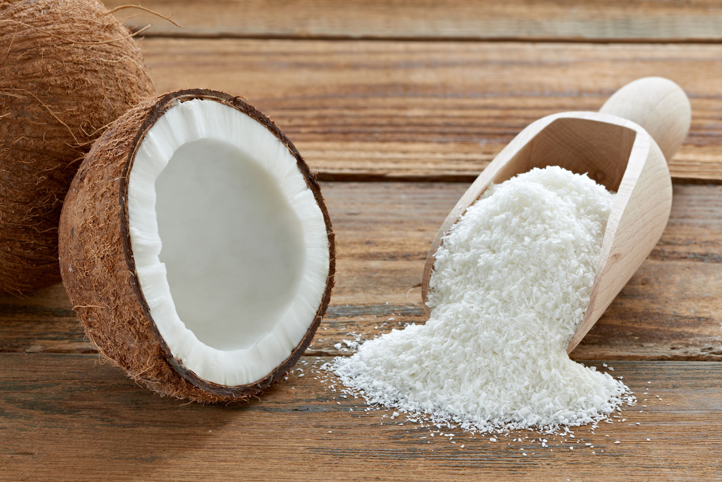 15067313 – close up of a coconut and grounded coconut flakes COCO RALLADO FINO - Imagen 1